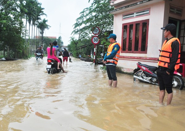 Militiamen keep watch over areas vulnerable to flooding in Quang Ngai province (Photo: SGGP)